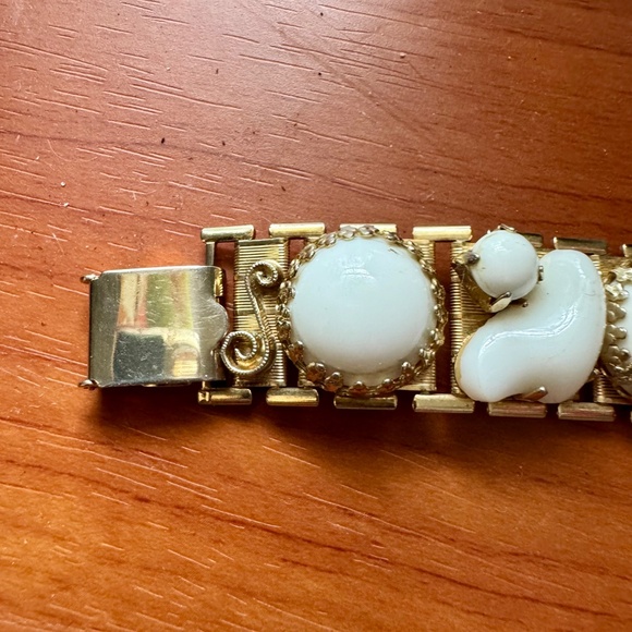 Vintage milk glass bracelet - Picture 5 of 6